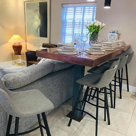 The Mews Cottage, With Parking, * 亚姆