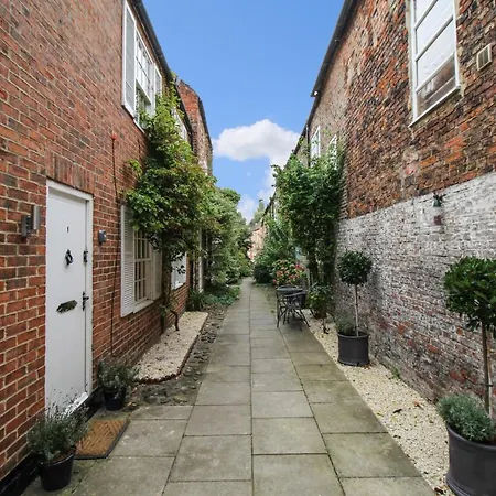 The Mews Cottage, With Parking, Apartmán Yarm