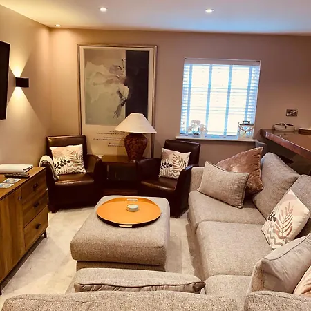 The Mews Cottage, With Parking,